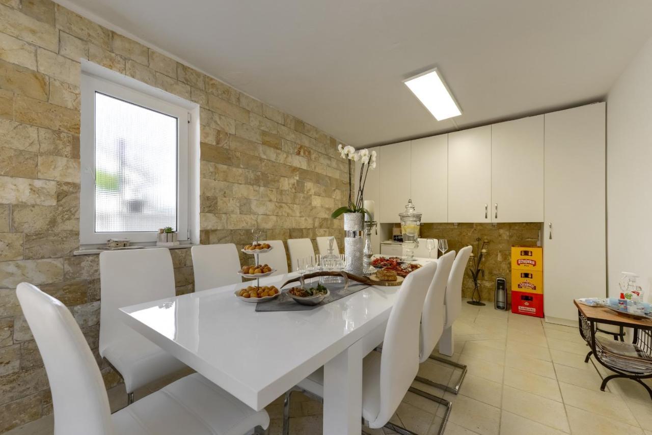 Haus Lilli Mit Pool Apartment Razanac Exterior photo